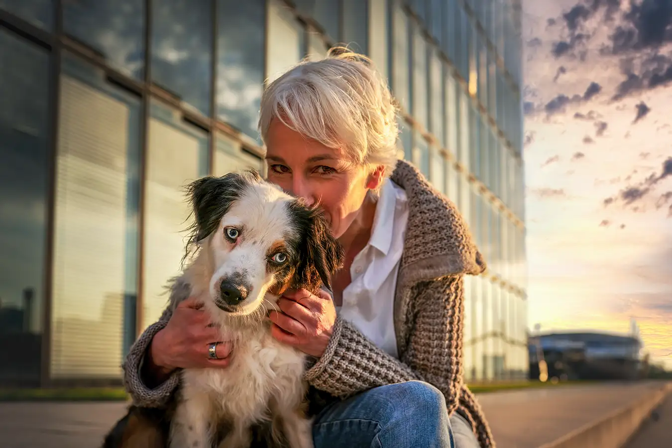 Frau umarmt Miniaussi am Medienhafen in Düsseldorf
