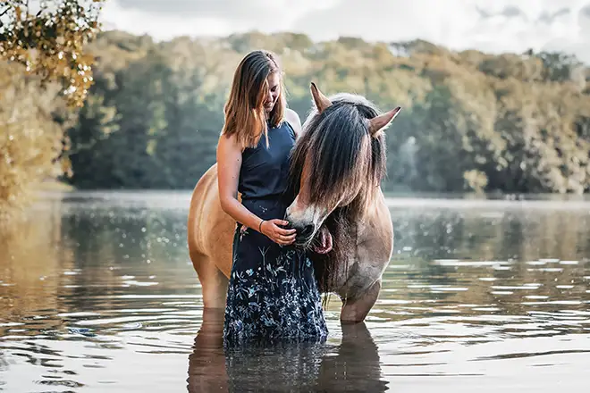 Frau mit Pferd im See in Heinsberg